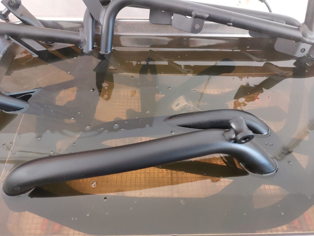 Odlakování kovových rámů na motorku v ultrazvuku