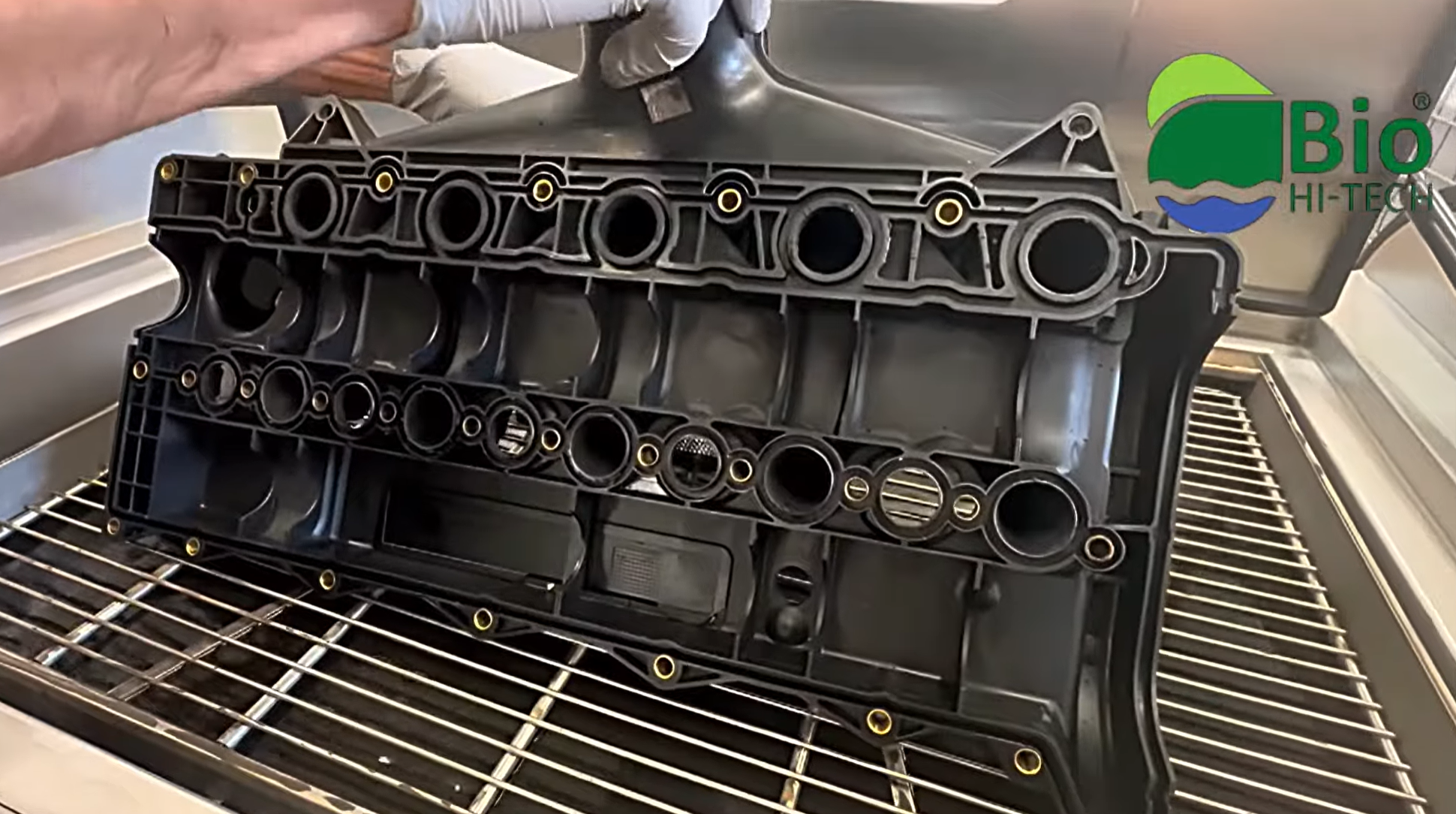 čištění v ultrazvuku - víko motoru Volvo